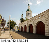 Церковь Благовещения Пресвятой Богородицы и торговые ряды в центре Зарайска, Московская область. Row of closed shopping stalls of town market and Trinity cathedral in Revolutsii square. Sunny summer view. (2021 год). Редакционное фото, фотограф Александр Кузнецов / Фотобанк Лори