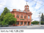 Офис банка Сбер на улице Большая Московская в центре Владимира. Building of Sberbank bank in Bolshaya Moskovskaya street, the center of Vladimir. Sunny summer view. (2023 год). Редакционное фото, фотограф Александр Кузнецов / Фотобанк Лори