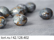 Stylish grey Easter eggs made of marble and concrete with a golden potala on a grey background. Coloring eggs with natural dye karkade tea. . The concept of a happy Easter. Стоковое фото, фотограф Photojuli / Фотобанк Лори