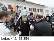 Митрополит Крутицкий и Коломенский Ювеналий перед освящением пасхальных куличей выпустил белых голубей на территории Новодевичьего монастыря Москвы (2018 год). Редакционное фото, фотограф Дмитрий Неумоин / Фотобанк Лори