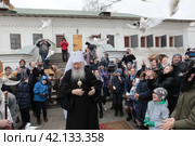 Митрополит Крутицкий и Коломенский Ювеналий перед освящением пасхальных куличей выпустил белых голубей на территории Новодевичьего монастыря Москвы (2018 год). Редакционное фото, фотограф Дмитрий Неумоин / Фотобанк Лори