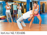 Girl practicing inverted facelock in sparring with man. Стоковое фото, фотограф Яков Филимонов / Фотобанк Лори