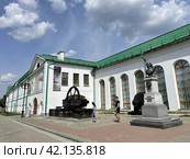 Памятник Петру 1 перед музеем архитектуры и дизайна в Екатеринбурге (2021 год). Редакционное фото, фотограф Овчинникова Ирина / Фотобанк Лори