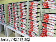 Рекламные листки магазина Красное и белое в почтовых ящиках жилого многоквартирного дома. Редакционное фото, фотограф Сергеев Валерий / Фотобанк Лори
