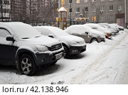 Зимняя заснеженная парковка во дворе жилого городского микрорайона. Редакционное фото, фотограф Сергеев Валерий / Фотобанк Лори