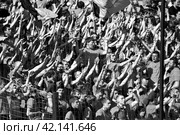Футбольные фанаты на трибунах спортивного стадиона. Редакционное фото, фотограф Сергеев Валерий / Фотобанк Лори