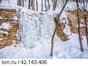 Заледеневший водопад на каменной подпорке склона. Стоковое фото, фотограф Илья Старков / Фотобанк Лори