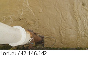 View of a lamppost against a background of muddy, rushing water in the river. Flooding. Weather disaster. Natural disasters. The problem of global warming. Стоковое видео, видеограф Воловодов Владимир / Фотобанк Лори