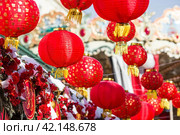 Chinese red Christmas lanterns on Tverskaya Street in Moscow. Close-up. The first ever meeting of the Chinese New Year 2024 in Moscow. Стоковое фото, фотограф Photojuli / Фотобанк Лори