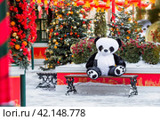 Plush stuffed pandas and Chinese red Christmas lanterns on Tverskaya Street in Moscow. Close-up. The first ever meeting of the Chinese New Year 2024 in Moscow. Стоковое фото, фотограф Photojuli / Фотобанк Лори