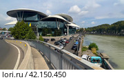 View of the House of Justice and the embankment of the Kura River from the flyover on Zviada Gamsakhurdia Street. Tbilisi. Georgia. 04.09.23 (2023 год). Редакционное фото, фотограф Ярославский Максим / Фотобанк Лори
