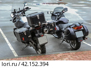Motorcycles in a parking lot in the city. Стоковое фото, фотограф Юрий Бизгаймер / Фотобанк Лори