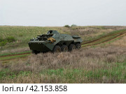 Военная техника, модификация бронетранспортёра БТР-80 на полигоне на полевой дороге. Волгоградская область, Городищенский район, Россия. (2023 год). Редакционное фото, фотограф Андрей Цыганков / Фотобанк Лори