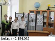 Дети Балашихинской воскресной школы "Ковчег" на мероприятии посвященному 80-ти летию снятию блокады Ленинграда (2024 год). Редакционное фото, фотограф Дмитрий Неумоин / Фотобанк Лори