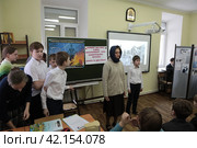 Дети Балашихинской воскресной школы "Ковчег" на мероприятии посвященному 80-ти летию снятия блокады Ленинграда (2024 год). Редакционное фото, фотограф Дмитрий Неумоин / Фотобанк Лори