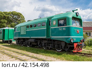 Советский тепловоз ТУ2 для узкоколейной железной дороги (750мм) крупным планом июньский днем. Станция Тесово-Нетыльский (2023 год). Редакционное фото, фотограф Виктор Карасев / Фотобанк Лори