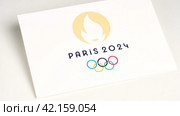 Moscow January 29, 2024, Paris Olympics 2024, Olympic paraphernalia against the background of the Eiffel Tower, concept of the Summer Olympics in France. Редакционное фото, фотограф Скрипачев Антон / Фотобанк Лори