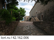 Budva, Montenegro - 06 May 018: The vintage street in Budva, Montenegro (2018 год). Редакционное фото, фотограф Сергей Стрелков / Фотобанк Лори
