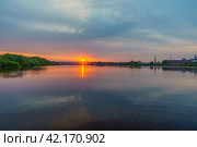 Красивый летний восход солнца над рекой. Мост на фоне восхода солнца летним утром. Стоковое фото, фотограф Руслан Лесков / Фотобанк Лори