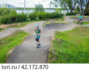 Дети катаются на уличном памп-треке (2023 год). Редакционное фото, фотограф Вячеслав Палес / Фотобанк Лори
