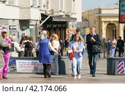 Moscow, RUssia - September 7, 2020: Street life, People walking on the autmn city street in day. Lifestyle concept. Редакционное фото, фотограф YuryKara / Фотобанк Лори