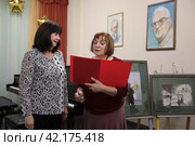 Директор БИХМ Г.о. Балашиха в день рождения Фёдора Ивановича Шаляпина (1873-1938 гг.) (2024 год). Редакционное фото, фотограф Дмитрий Неумоин / Фотобанк Лори