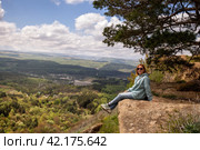 Woman on a mountain cliff. Стоковое фото, фотограф Юлия Бабкина / Фотобанк Лори