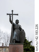 Памятник киевскому князю Владимиру Святославичу (978-1015), Севастополь, Крым. Скульптурный портрет древнерусского князя со щитом и крестом. Историческая туристическая достопримечательность Севастополя. Редакционное фото, фотограф Андрей Степанов / Фотобанк Лори