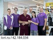 Инструктора Балашихинского центра Бубновского на общем фотоснимке в центре Сергей Михайлович Бубновский (2024 год). Редакционное фото, фотограф Дмитрий Неумоин / Фотобанк Лори