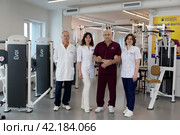 Врачи Балашихинского центра Бубновского на общем фотоснимке в центре Сергей Михайлович Бубновский (2024 год). Редакционное фото, фотограф Дмитрий Неумоин / Фотобанк Лори