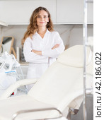 Skilled cosmetic doctor confidently stands. Стоковое фото, фотограф Яков Филимонов / Фотобанк Лори