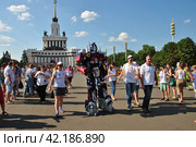 Шоу гигантских роботов трансформеров. Празднование юбилея ВДНХ - 75 лет. Москва (2014 год). Редакционное фото, фотограф lana1501 / Фотобанк Лори