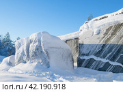 Отколотая глыба мрамора у мраморной стены морозным январским днем. Горный парк Рускеала. Карелия (2024 год). Редакционное фото, фотограф Виктор Карасев / Фотобанк Лори