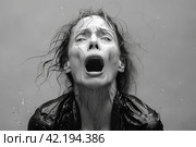 Женщина кричит в отчаянии. Generative AI. Стоковое AI-изображение, AI-художник Щеголева Ольга / Фотобанк Лори
