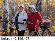Две женщины с велосипедами. Одноклассницы.. (2023 год). Редакционное фото, фотограф Анатолий Матвейчук / Фотобанк Лори