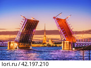 Петропавловская крепость и Дворцовый мост разведен, Нева, Санкт-Петербург (2018 год). Стоковое фото, фотограф Baturina Yuliya / Фотобанк Лори