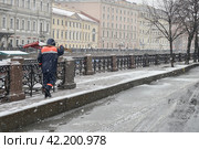 Ненастная весенняя погода в Санкт-Петербурге. На набережной реки Мойки (2017 год). Стоковое фото, фотограф Александр Алексеев / Фотобанк Лори