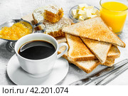 Breakfast. Toasted bread with butter, honey and orange jam. Стоковое фото, фотограф Артем Шадрин / Фотобанк Лори
