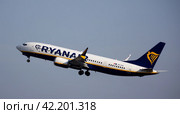 Ryanair aircraft in traditional livery ascending to sky from Barcelona (2023 год). Редакционное фото, фотограф Яков Филимонов / Фотобанк Лори