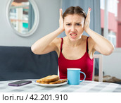 Screaming displeased young woman splashing out emotions. Стоковое фото, фотограф Яков Филимонов / Фотобанк Лори