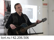 Сергей Гребеньков - фестиваль "Поэтическое стояние" В Балашихинской картинной галерее (2024 год). Редакционное фото, фотограф Дмитрий Неумоин / Фотобанк Лори