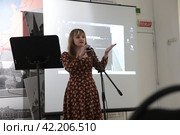 Елена Темченко - фестиваль "Поэтическое стояние" В Балашихинской картинной галерее (2024 год). Редакционное фото, фотограф Дмитрий Неумоин / Фотобанк Лори