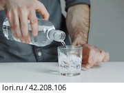 Мужчина наливает из пластиковой бутылки чистую воду. Стоковое AI-изображение, AI-художник Щеголева Ольга / Фотобанк Лори