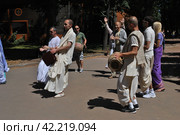 Кришнаиты на улице. Парк Горького. Москва (2014 год). Редакционное фото, фотограф lana1501 / Фотобанк Лори