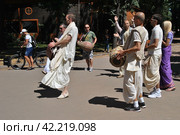 Кришнаиты на улице. Парк Горького. Москва (2014 год). Редакционное фото, фотограф lana1501 / Фотобанк Лори
