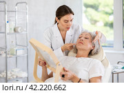 Mature patient with mirror. Стоковое фото, фотограф Яков Филимонов / Фотобанк Лори