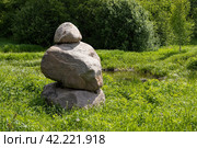 Каменная пирамидка из больших валунов. Камни среди травы. Башня из трёх больших камней. Сельская местность. Туристическая достопримечательность. Стоковое фото, фотограф Андрей Степанов / Фотобанк Лори