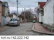 Вид на небольшую улочку в старом городе. Автомобили припаркованы возле тротуаров и домов. Севастополь, Крым. Стоковое фото, фотограф Андрей Степанов / Фотобанк Лори