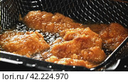 Chicken nuggets are fried in oil. Filmed on a high-speed camera at 1000 fps. Стоковое видео, видеограф Артем Шадрин / Фотобанк Лори