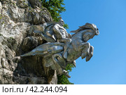 Памятник Ныхас Уастырджи (Георгию Победоносцу), покровителю путников и воинов. Транскавказская магистраль.  Республика Северная Осетия — Алания, Алагирский район (2023 год). Редакционное фото, фотограф Pukhov K / Фотобанк Лори